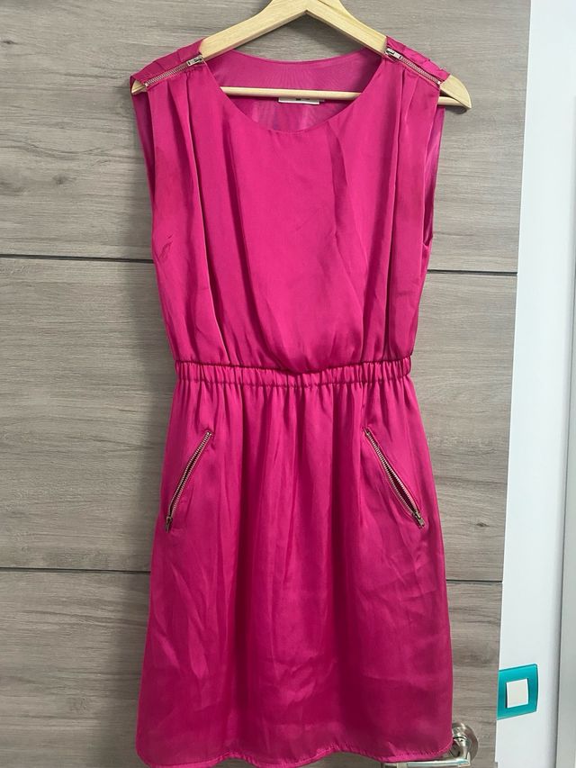 Vestido corto de raso color fucsia