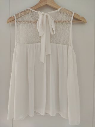 Blusa blanca plisada de Zara