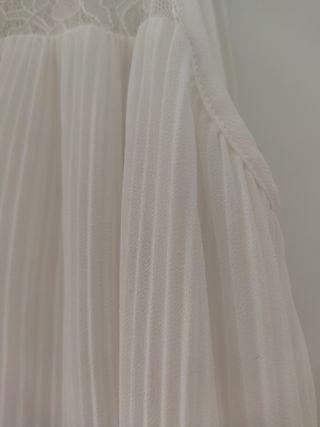 Blusa blanca plisada de Zara