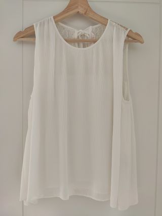 Blusa blanca plisada de Zara