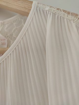 Blusa blanca plisada de Zara