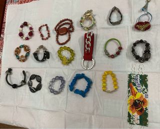Lote de pulseras de bisutería. 