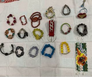 Lote de pulseras de bisutería. 