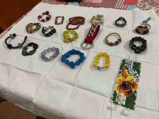 Lote de pulseras de bisutería. 