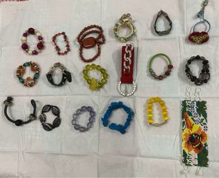 Lote de pulseras de bisutería. 