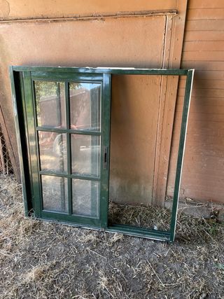 Ventana de aluminio verde
