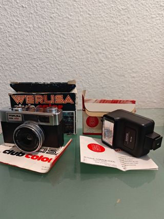Cámara de fotos antigua y flash