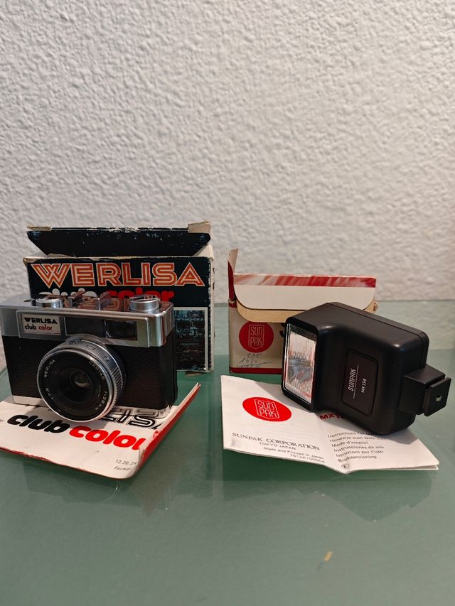 Cámara de fotos antigua y flash