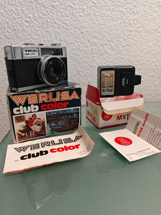 Cámara de fotos antigua y flash