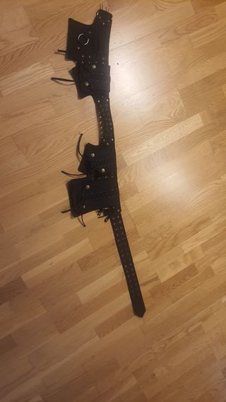 Riñonera negra con cordones