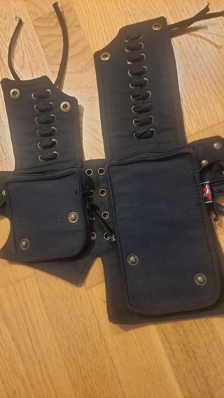 Riñonera negra con cordones