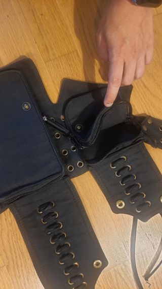 Riñonera negra con cordones