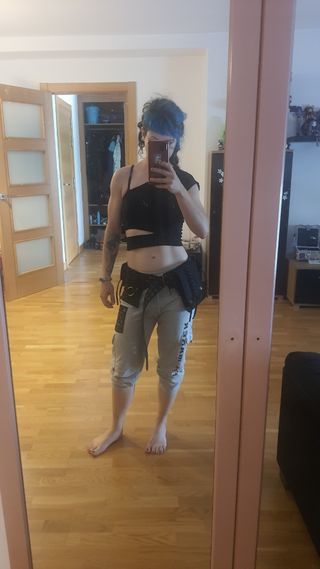 Riñonera negra con cordones