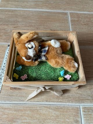 Coniglietto pelusche e scaola legno