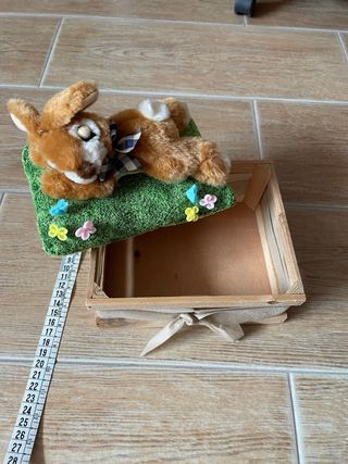 Coniglietto pelusche e scaola legno