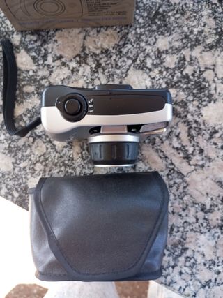 Macchina fotografica con custodia