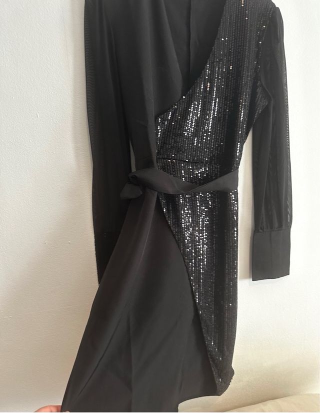 Vestido negro elegant en corte V