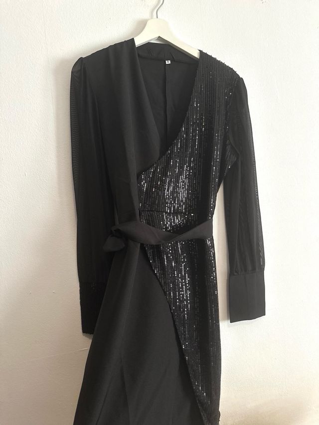 Vestido negro elegant en corte V