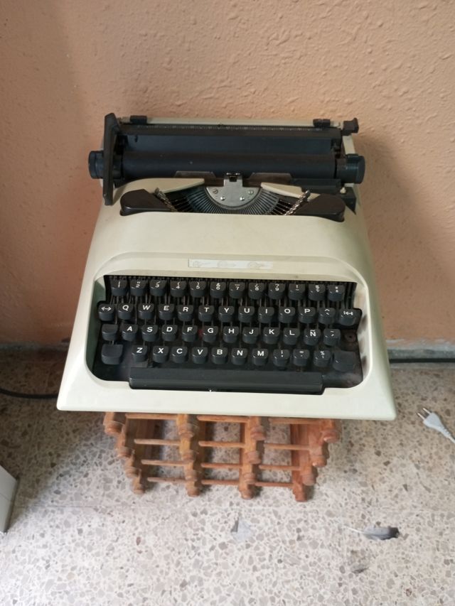 Máquina de escribir Olivetti vintage