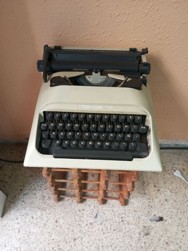 Máquina de escribir Olivetti vintage