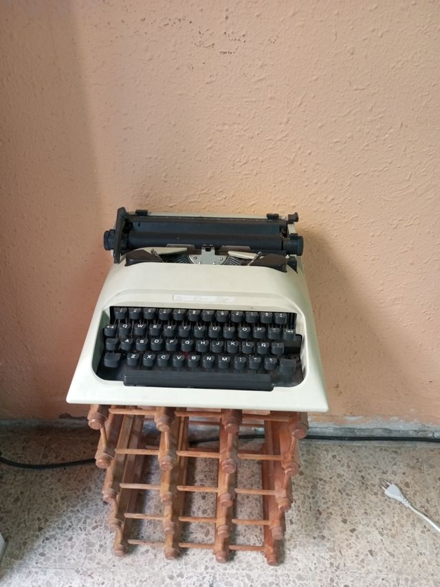 Máquina de escribir Olivetti vintage