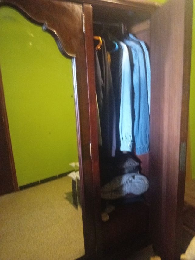 Vecchio armadio in legno massello in vendita