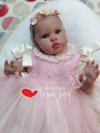 Preciosa bebé reborn hiperrealista