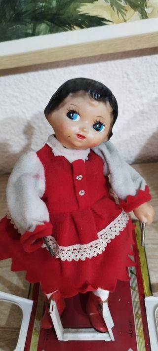 Antigua muñeca de hojalata