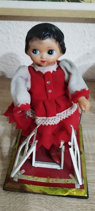 Antigua muñeca de hojalata
