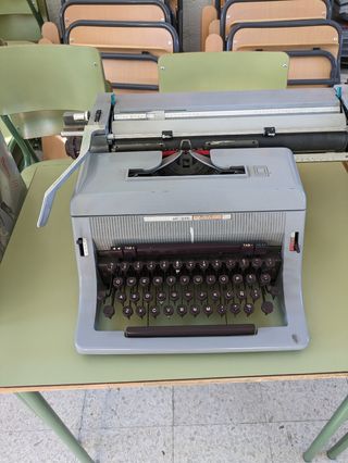 Máquina de escribir OLIVETTI