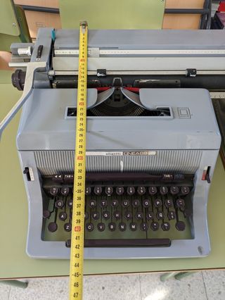 Máquina de escribir OLIVETTI