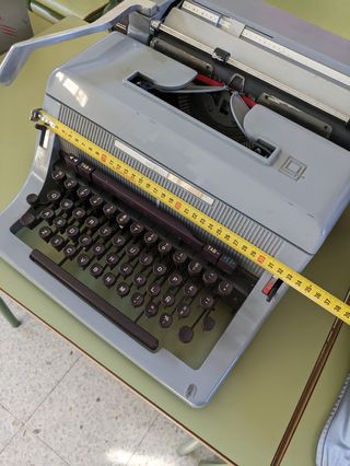 Máquina de escribir OLIVETTI