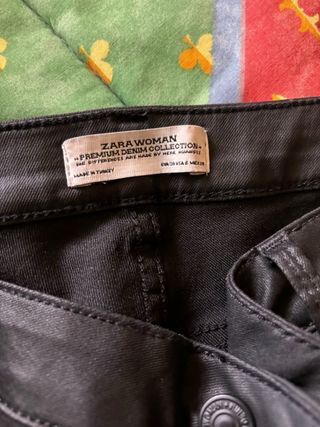 Pantalón largo, negro, efecto cuero