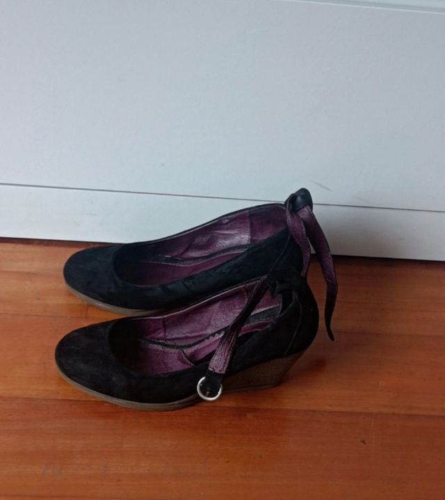 Sapatos em camurça e pele