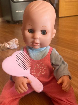 Muñeca y peine