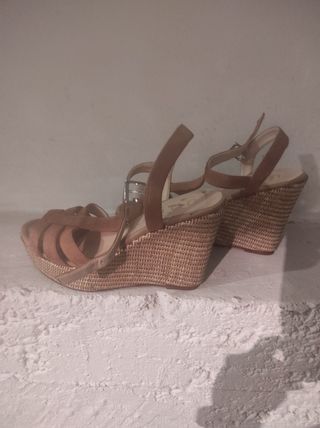 Sandalias cuña T-37. Marca Unisa