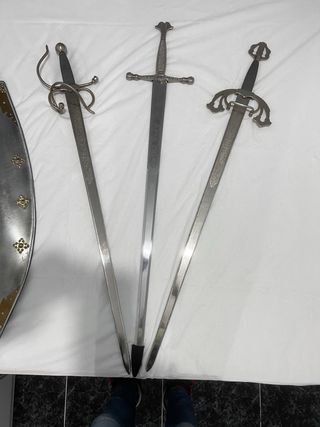 ESCUDO Y ESPADAS