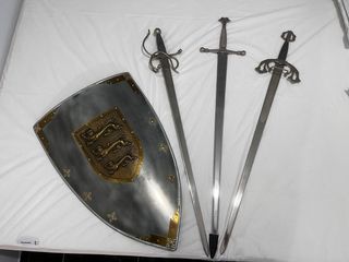 ESCUDO Y ESPADAS