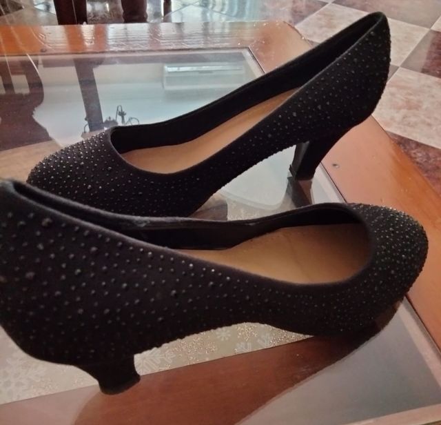 Zapatos de tacón negro