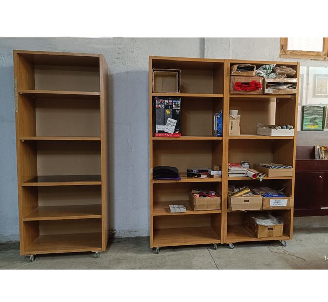 Estantería grande de madera.