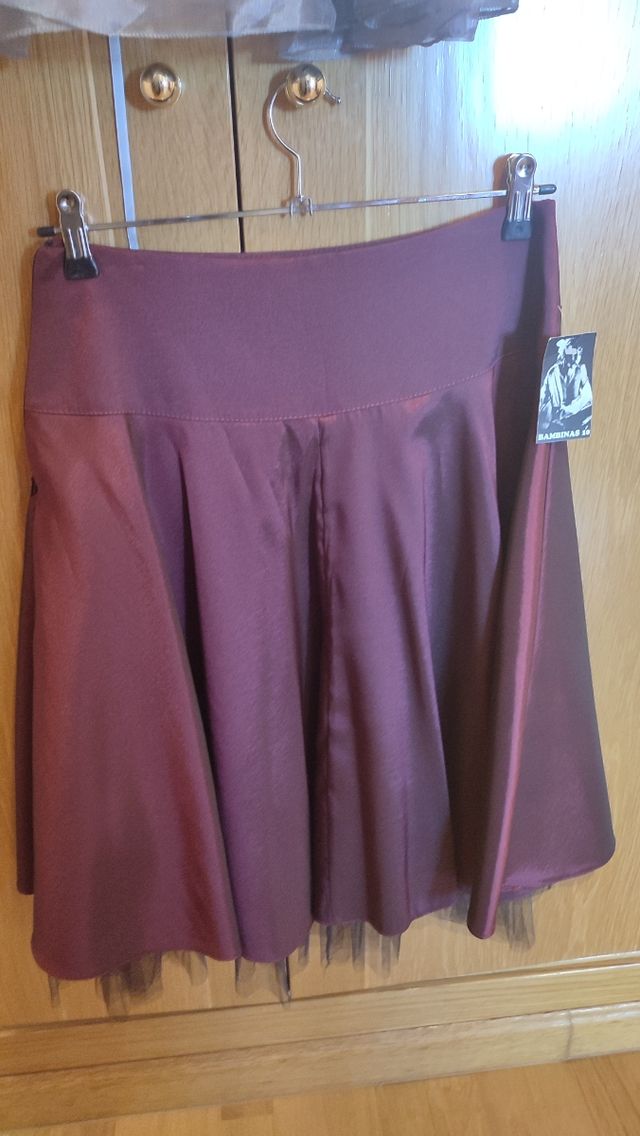 Falda color burdeos