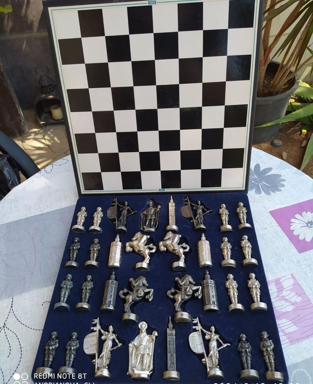Juego de ajedrez de metal Sevilla con tablero