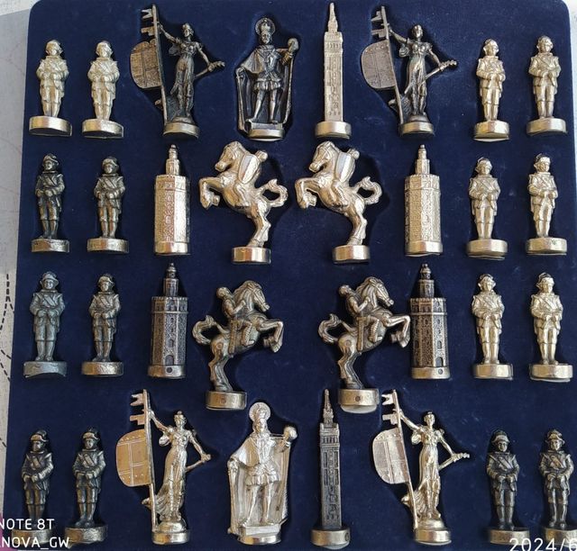 Juego de ajedrez de metal Sevilla con tablero