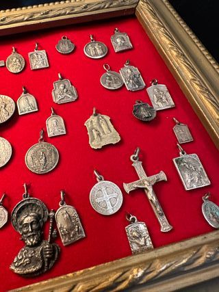 Cuadro colección medallas religiosas antiguas.