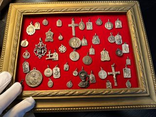 Cuadro colección medallas religiosas antiguas.