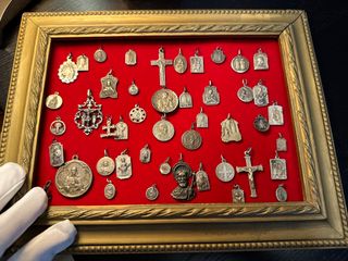 Cuadro colección medallas religiosas antiguas.