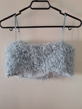 Top azul cielo con plumas