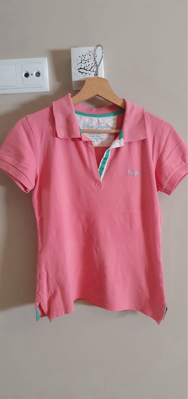 Polo ajustado color coral
