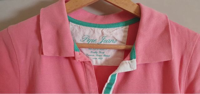 Polo ajustado color coral