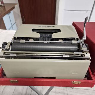 Maquina escribir olivetti estudio 44